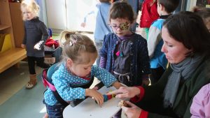 Enfant atteint d'arthrogrypose dans sa classe de maternelle.