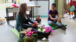 Deux jeunes filles atteintes d'arthrogrypose et se parlant entre elles