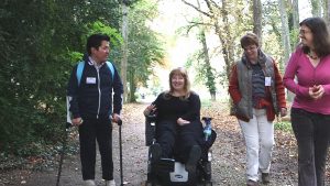 4 personnes atteintes d'arthrogrypose, se promenant ensemble