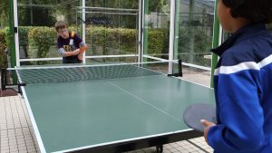 Enfants atteints d'arthrogrypose en train de jouer au ping-pong